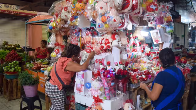 Además de los regalos, las decoraciones, envolturas y el papel picado de color rosa y rojo abundan por las calles
