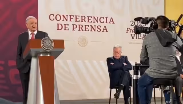 El video circula en redes sociales de Manuel Bartlett presuntamente dormido en la mañanera