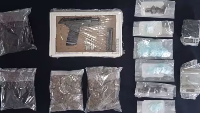 Las drogas y armas aseguradas quedaron a disposición de las autoridades