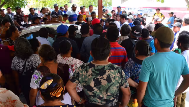 Concentrados en el estacionamiento de la Sader esperaron la presencia del funcionario federal para exponer su inconformidad