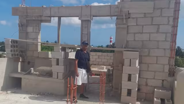 Comisario habla con dueños de un hospedaje y se evita que sigan levantando un cuarto piso