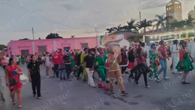 Preparatoria Manuel J. García Pinto celebra tradicional desfile navideño en Sabancuy