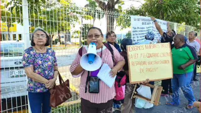 Jubilados de la UNACAR acusan falta de claridad y comunicación en el pago de prestaciones.