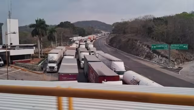 La fila de vehículos se formó de hasta 5 kilómetros en dirección Campeche