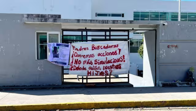 Las oficinas laboran con normalidad debido que las activistas no impiden la entrada de trabajadores y ciudadanos, pero no permiten la circulación sobre la Nichupté.
