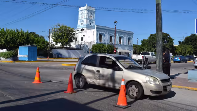 Auto 'fantasma' impacta a una pareja y huye en Progreso