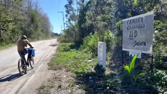 Vecinos decidieron colocar un letrero donde se lee que son grabados por una cámara de videovigilancia