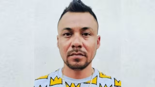 Se detalló que la última vez que fue visto vestía un pantalón de mezclilla de color azul claro