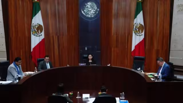 Por unanimidad, la Sala Superior del Tribunal Electoral del Poder Judicial de la Federación aprobó multar a Morena con 62 millones 235 mil 973 pesos