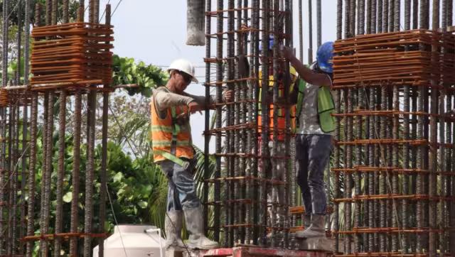 Los alarifes deben cuidarse en estos tiempos, ya que las altas temperaturas continuarán un par de meses más en la entidad.