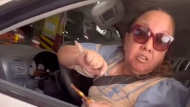 Mujer avienta camioneta contra jóvenes, afirmando que no conocen ella tiene la prioridad