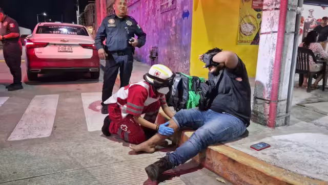 Motociclista resulta lesionado tras choque con taxi en la colonia Pallas.