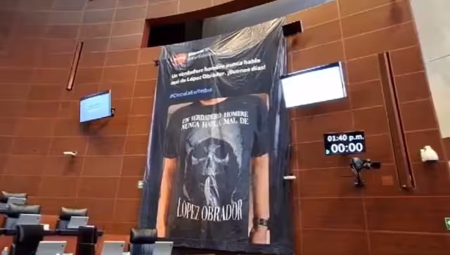 Senadores de la oposición desplegaron una manta en el recinto, mostrando la ya notoria “playera de la muerte” que defiende al presidente Andrés Manuel López Obrador