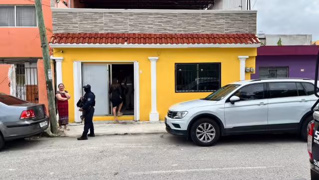 Obligaron a empleados a entregarles dinero y teléfonos.