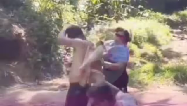 Mujer descubre a su esposa con su amante y lo golpea con un tronco: VIDEO