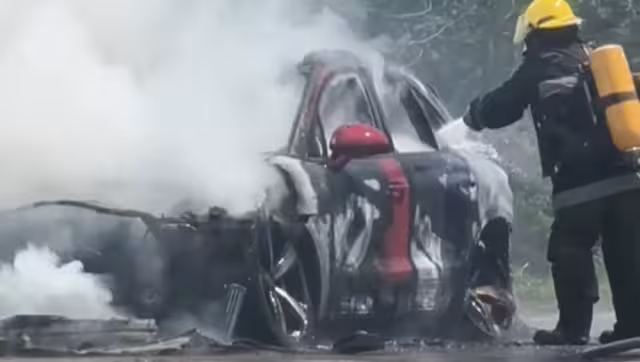 Bomberos sofocaron el incendio en el automóvil