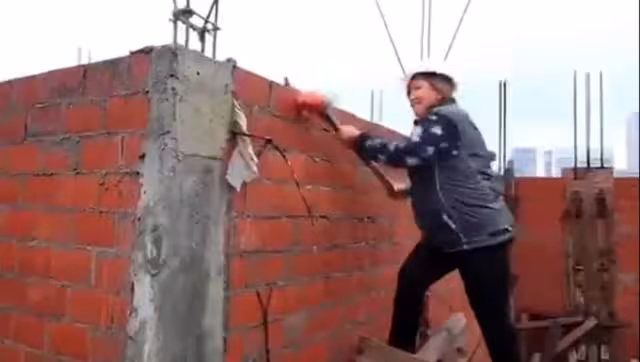 Xóchitl Gálvez como alcaldesa de Miguel Hidalgo, acudió en diversas ocasiones a demoler inmuebles irregulares de la demarcación