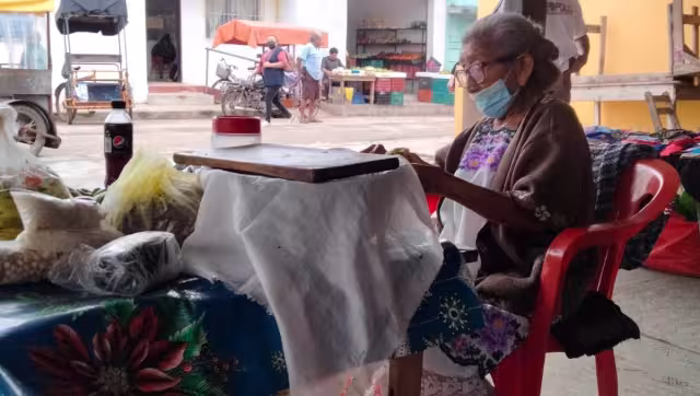 Hombres y mujeres de más de 65 años salen a trabajar por necesidad