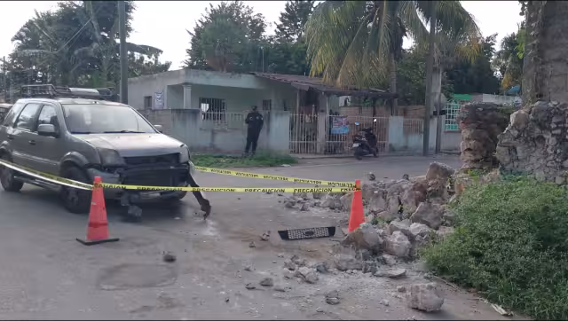 Debido al impacto, el automóvil Mazda se fue directo contra una albarrada de piedras