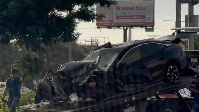 Dos de los ocupantes del auto fueron trasladados a un hospital para su atención médica