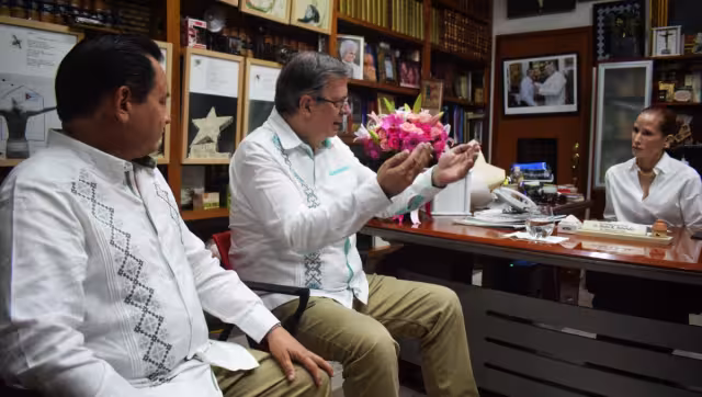 Ebrard fue recibido por la directora del POR ESTO! Alicia Menéndez Figueroa y su madre Alicia Figueroa, viuda de Menéndez