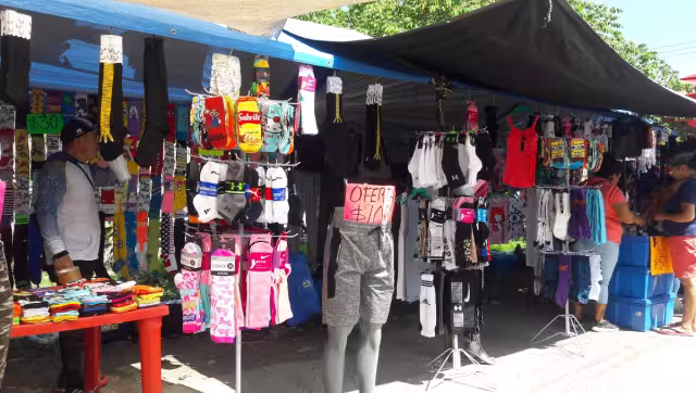 Estas ropas se venden en los tianguis de manera informal