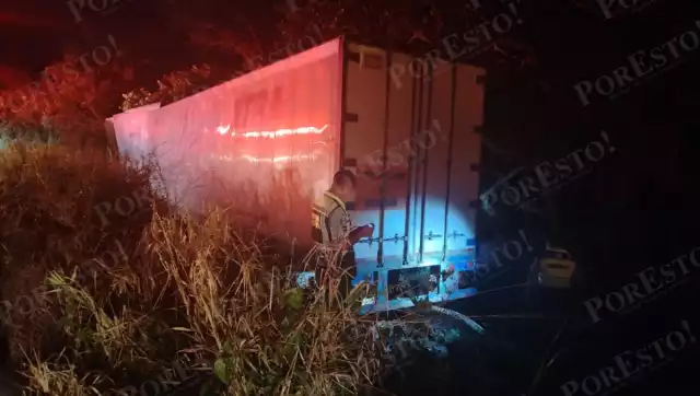 Un tráiler se salió de la carretera Carmen–Campeche durante la madrugada, a la altura de Punta Xen, en Champotón.