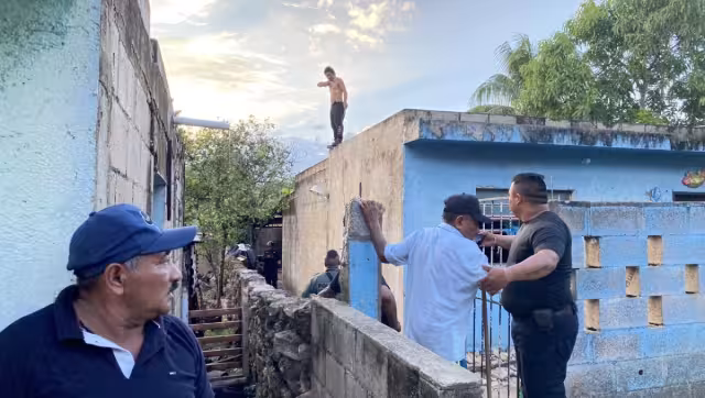 El hombre cayó desde tres metros cuando pedía que se retirarán los policías