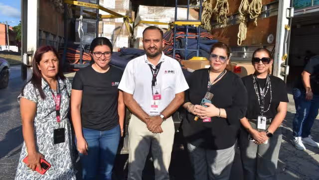Representantes del INE durante la recepción de documentos electorales en Cancún
