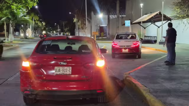 Choque por alcance entre taxi y automóvil particular deja daños materiales.