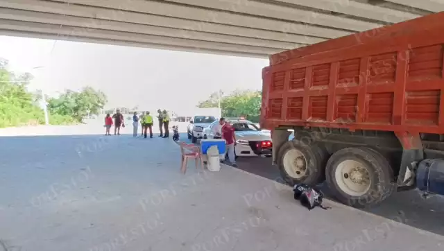 Chofer de volquete no respeta alto y ocasiona choque en Campeche
