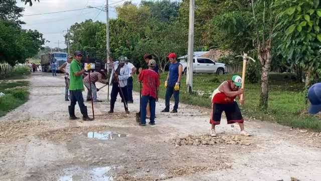 Con la temporada de lluvias y el tráfico de unidades han empeorado las condiciones de los caminos