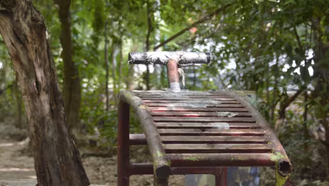 En un recorrido se pudo ver aparatos para ejercitarse muy oxidados y les faltan piezas