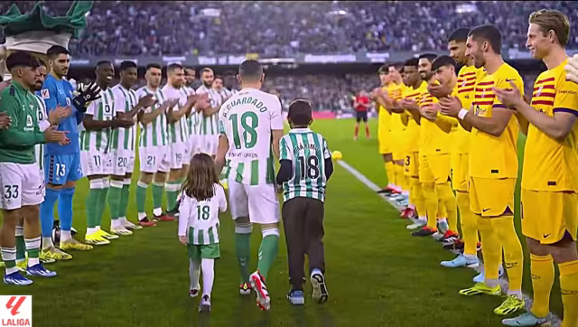 Los jugadores de ambos equipos hicieron un pasillo y entre aplausos de jugadores y afición, Guardado salió de los vestidores junto a su familia para llegar al terreno de juego y despedirse