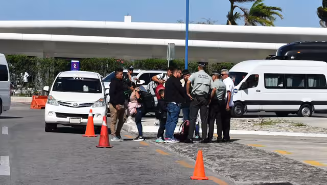 Pasajeros acusan que a los transportistas turísticos no los mueven.
