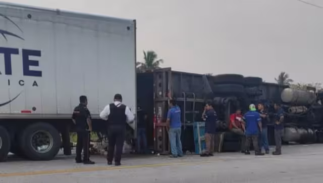 El conductor del tráiler resultó ileso en la vía Sabancuy-Champotón