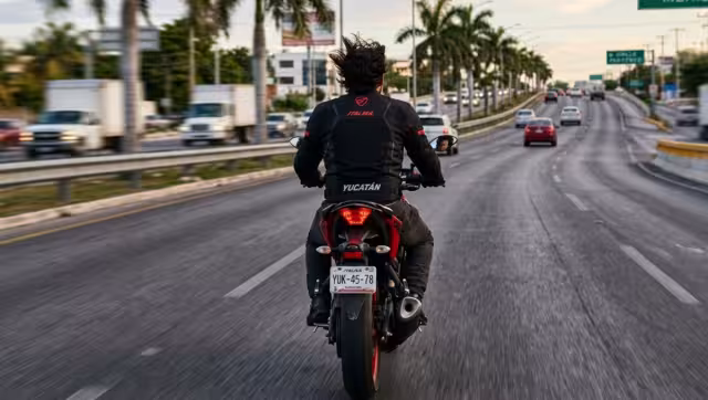 Hay multas para motociclistas en caso de conducir sin casco