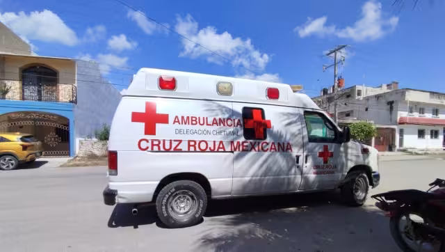 Motociclista resulta con crisis nerviosa tras chocar en la avenida Portes Gil.