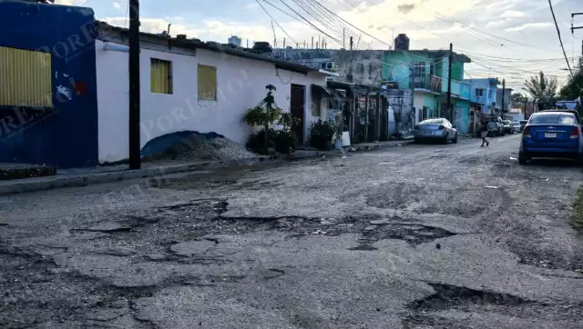 Zona oriente de Carmen sufre por baches profundos; colonias exigen intervención urgente