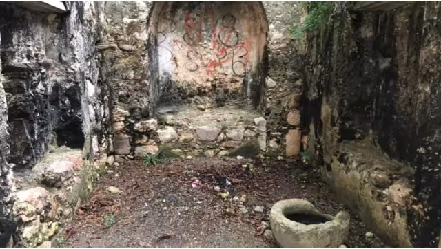 En su interior hay una pila bautismal, así como los nichos vasillos en los tres muros del interior