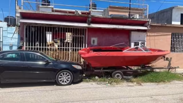 Vecinos han bloqueado las banquetas con basura y autos