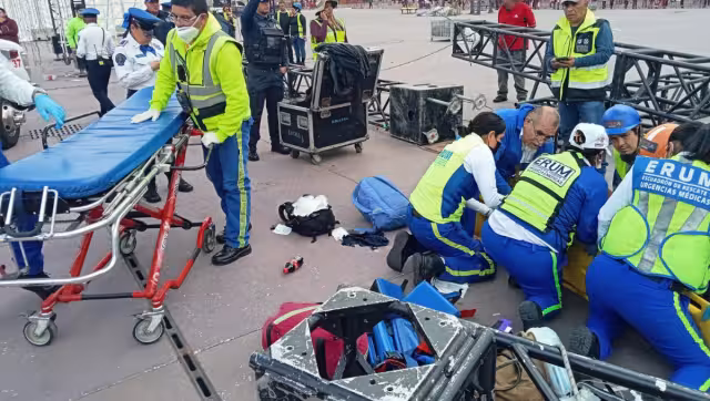 Los hombres cayeron de una estructura metálica