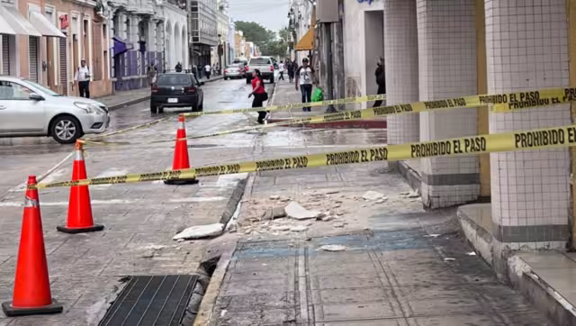 Acordonan zona del Centro de Mérida tras caída de estructura en tienda departamental