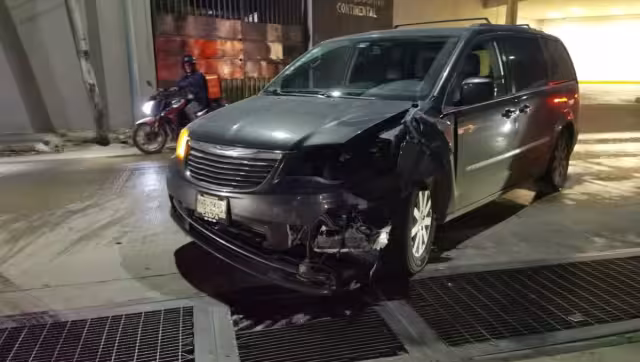 Fuerte choque entre motocicleta y camioneta en San Manuel deja un lesionado y cuantiosos daños