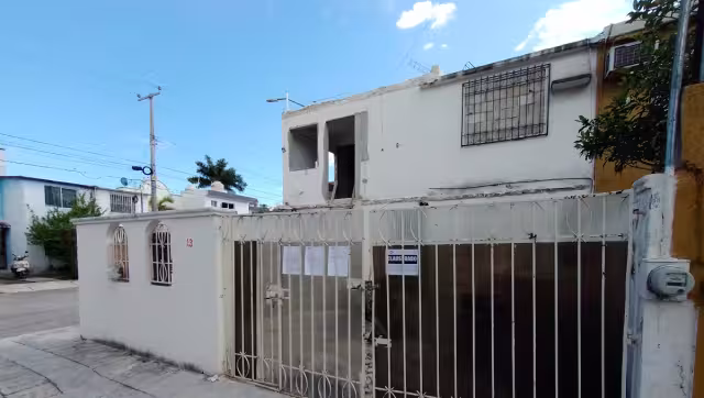 Aunque es una zona de viviendas unifamiliares, se construye un edificio con ocho cuartos.