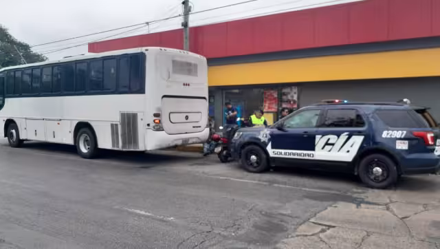 hora, una unidad que trasladaba al personal del Hotel Occidental provoca lesiones a un motociclista tras hacerle corte de circulación en el cruce de las avenidas Colosio con 30
