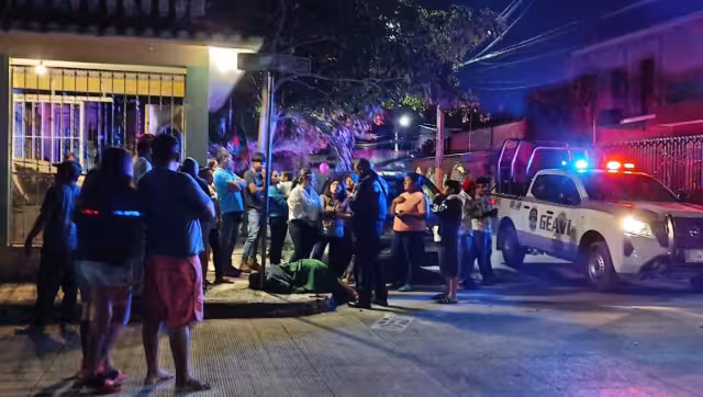 La joven se dirigía a misa cuando fue interceptada por dos hombres