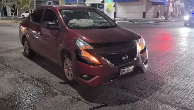 Detienen a conductor de Taxi tras colisión en la colonia Salitral.