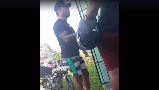 Unos colombianos exigieron el pago de una deuda a una mujer en Chetumal, al no pagar vandalizaron su auto