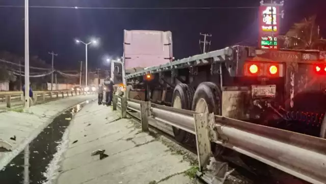 Tractocamión se impacta contra barandales del drenaje en la avenida Cuatro Carriles.